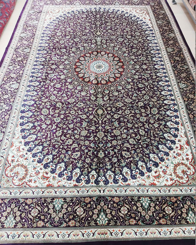 فرش دستباف عرضه شده توسط فرش ابریشم نجف زاده