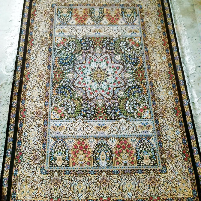 فرش دستباف عرضه شده توسط فرش ابریشم دستباف وحید کرامتیان